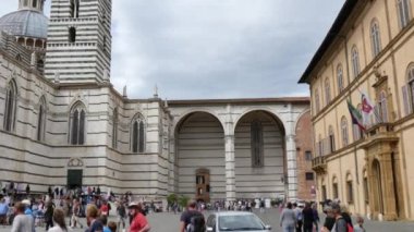 Etrafı turistlerle çevrili Siena Katedrali. Sağdan sola 4K videosu.