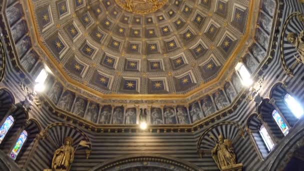 Cúpula de la Catedral de Siena vista desde la inclinación interior 4k vídeo a la entrada principal — Vídeos de Stock