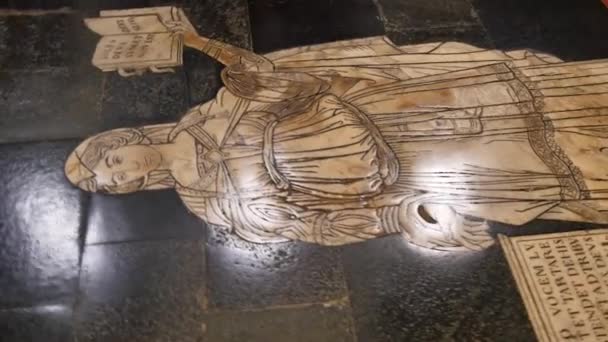 시에 나 대성당 바닥에 있는 15 세기의 프리지아 시곡 대리석 모자이크 — 비디오