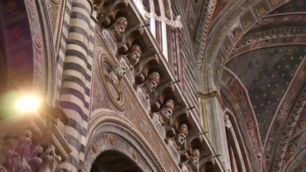 Details der Bögen, die die mittelalterliche katholische Kathedrale von Siena stützen — Stockvideo