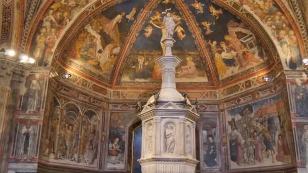 Top de mármol de la fuente bautismal en la capilla de San Juan Bautista de Siena Catedral — Vídeos de Stock