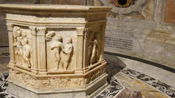 Marmurowe rzeźby z biblijnymi scenami włoskich rzeźbiarzy w kościele katolickim — Wideo stockowe