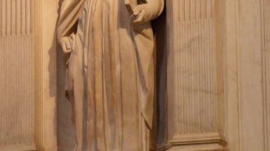 Siena Katedrali 'nin içindeki bir azizin mermer heykelinin dibine kadar.