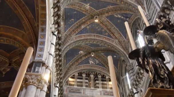 Catedral de Siena vista general de arriba a abajo de la nave principal mirando hacia el altar — Vídeo de stock