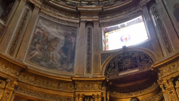 Detalle del interior de la Catedral de Siena con toba de agua bendita. — Vídeos de Stock