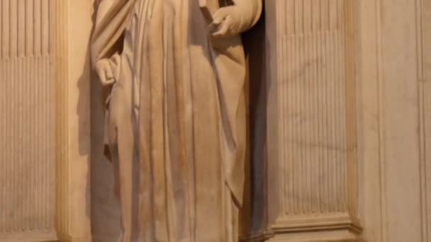 Abajo arriba de una estatua de mármol de un santo dentro de la catedral de Siena — Vídeo de stock