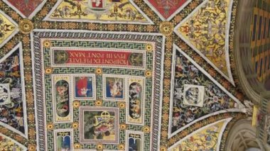 Piccolomini Katedrali Kütüphanesi 'nin çatısında freskler var..