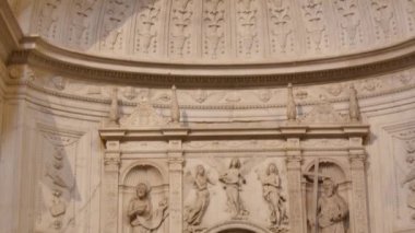 Siena Katedrali 'nde İtalyan Rönesansı' nda oyulmuş mermer sunak.