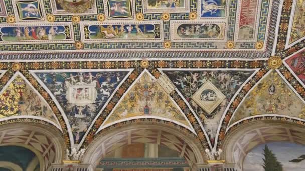 Fresco av Pius II kanoniserar St Catherine i Piccolomini Library Siena Cathedral — Stockvideo