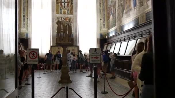 Wandelen naar de Piccolomini Bibliotheek van Sienas kathedraal. — Stockvideo
