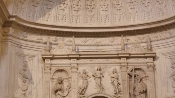 Autel en marbre avec statues sculptées dans la Renaissance italienne dans la cathédrale de Sienne — Video