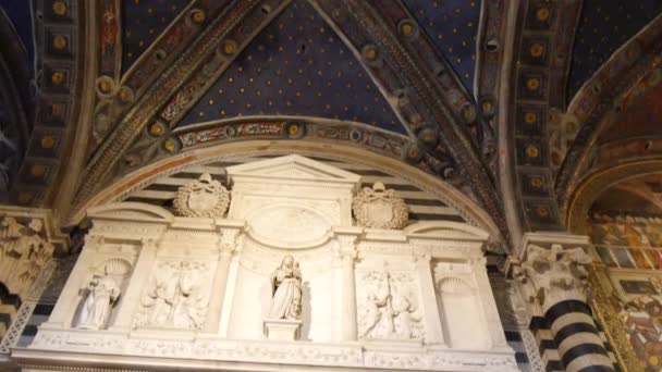 Madonna of Humility av Giovanni Fei i Piccolomini kapellet i Sienas katedral — Stockvideo