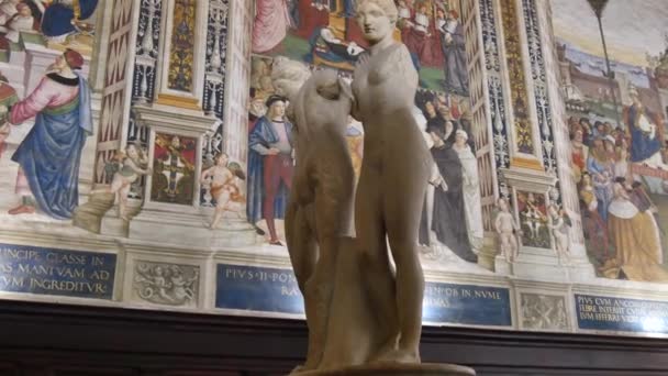 Marmurowy posąg Trzech Łaskawości w Bibliotece Piccolomini w Sienas Cathedral — Wideo stockowe