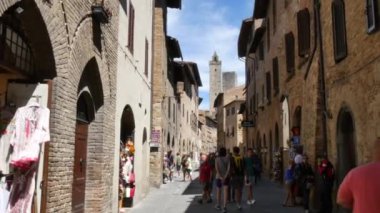 İtalyan Rönesans kasabası San Gimignano 'nun dar sokaklarında yürüyorum.
