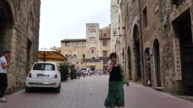 San Gimignano Caddesi. Kişinin bakış açısı POV 4K video.