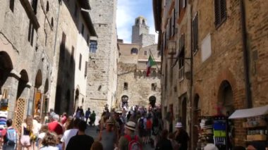 Yazın San Gimignano şehir merkezinin sokaklarında turist kalabalığı