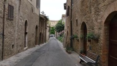 San Gimignano 'nun tarihi merkezinde boş bir sokakta yürüyorum.
