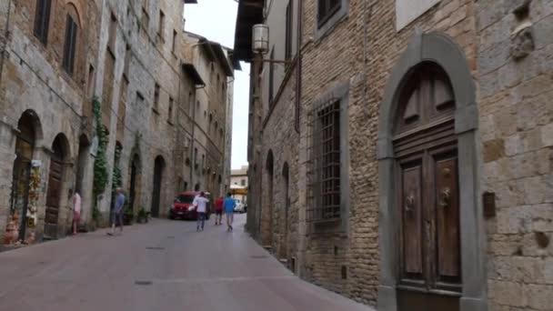 Αναγέννηση κτίρια έχουν θέα ένα δρόμο στο κέντρο του San Gimignano — Αρχείο Βίντεο