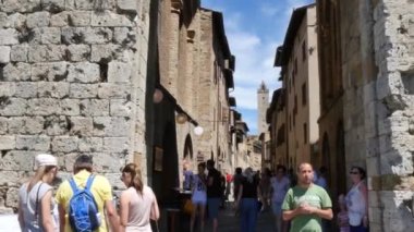 Turistler, Toskana 'nın en ünlü tarihi şehirlerinden biri olan San Gimignano' yu ziyaret ediyor.