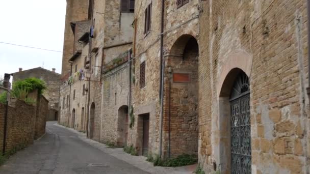 Caminando por una calle desierta en el centro histórico de San Gimignano — Vídeos de Stock