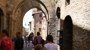 San Gimignano caddesi bir yaz gününde turistlerle dolu. 4K POV videosu
