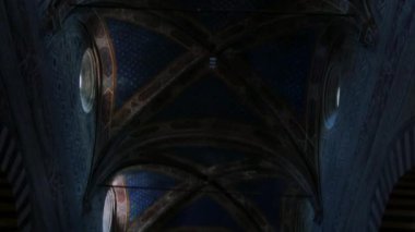 San Gimignano Kolej Kilisesi 'nin merkez nehri fresklerle çevrili.