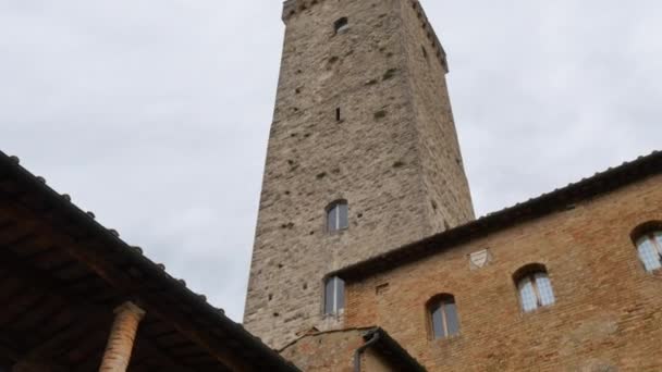 Ένας από τους διάσημους πύργους του San Gimignano με μια στοά στη βάση — Αρχείο Βίντεο