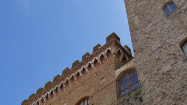 Fachadas de edificios históricos antiguos en ladrillos rojos expuestos en San Gimignano — Vídeo de stock