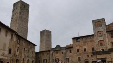 San Gimignano Piazza della Cisterna, kasabanın ana meydanı.