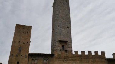 Şehrin ana meydanındaki San Gimignano Kuleleri, Piazza della Cisterna