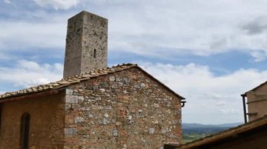 San Gimignano UNESCO Miras sahasında kırmızı tuğla ve taşlarla yapılmış eski bir bina.