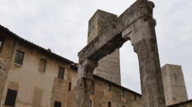 Piazza della Cisterna 'daki kuyu San Gimignano' nun ana meydanı.