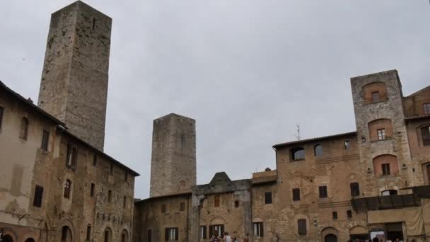San Gimignano Piazza della Cisterna, the main square of the town with stone well — Stock Video