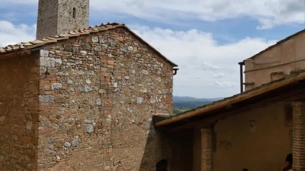 Les touristes visitent le site du patrimoine mondial de l'UNESCO de San Gimignano vue du haut — Video