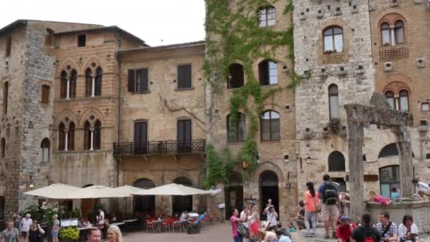 Touristes autour du puits de pierre Piazza della Cisterna à San Gimignano — Video