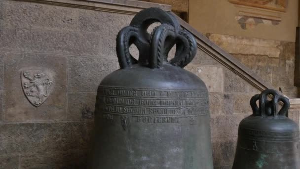 Détail d'une cloche ancienne symbole religieux pour le christianisme — Video