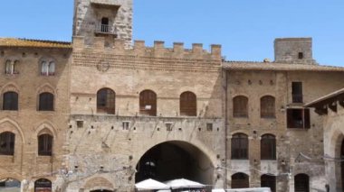 San Gimignano Meydanı 'ndaki Piazza della Cisterna binaları.