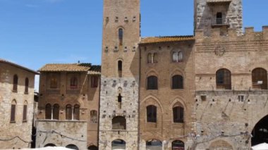San Gimignano, Siena, Tuscany, İtalya 14 Temmuz 2016 San Gimignano 'nun merkezindeki Piazza della Cisterna ana meydanındaki soylu binaların cepheleri