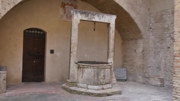 Pozo para el agua con un arco de piedra en un palacio antiguo — Vídeos de Stock