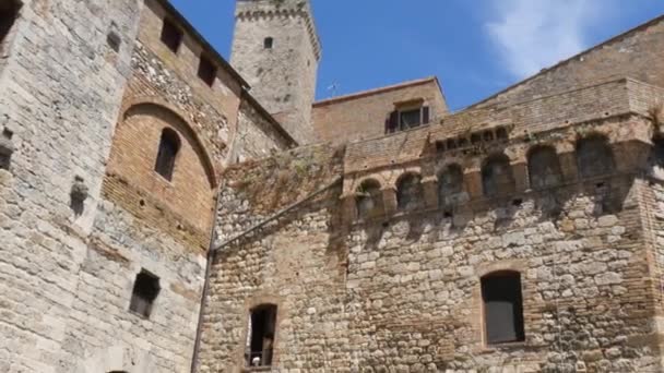 Κόκκινες πλίνθινες προσόψεις στην αρχαία πλατεία του San Gimignano — Αρχείο Βίντεο