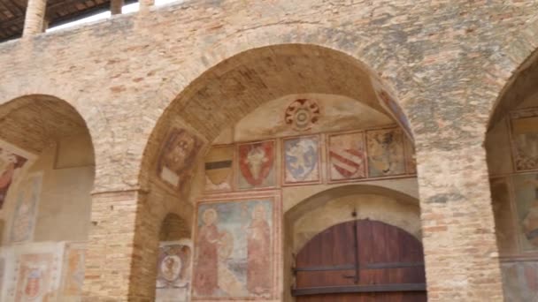 Pórtico arqueado de ladrillo rojo decorado con pinturas en un lujoso palacio viejo — Vídeos de Stock
