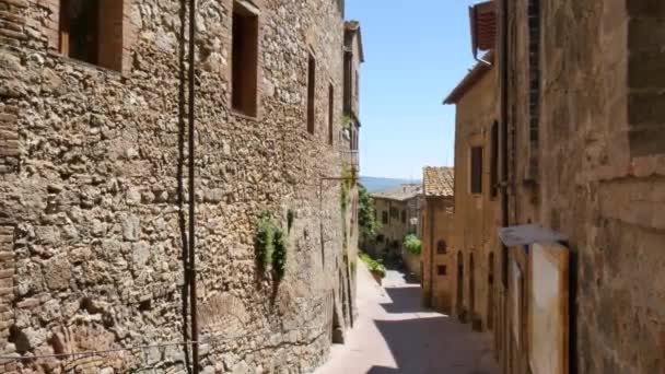 Calle sin gente en un viejo pueblo italiano en un día soleado — Vídeos de Stock