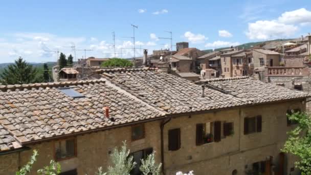 Rooftop της αρχαίας μεσαιωνικής κόκκινα σπίτια τούβλο σε μια ηλιόλουστη μέρα στους λόφους της Τοσκάνης — Αρχείο Βίντεο