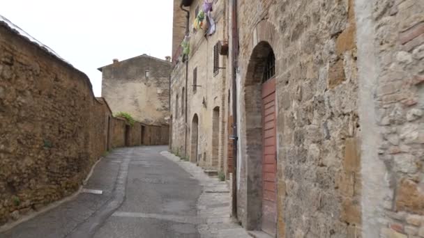 阳光明媚的意大利小镇上没有人的街道 — 图库视频影像