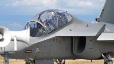 Modern bir jet uçağının pilot kabininde askeri pilotlar.