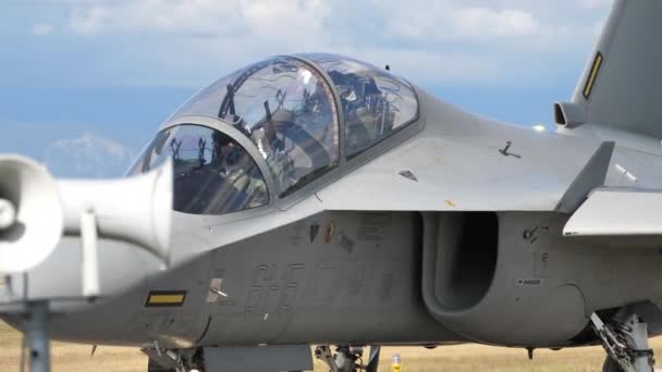 Pilotos militares en la cabina de un avión a reacción moderno en rodaje — Vídeos de Stock