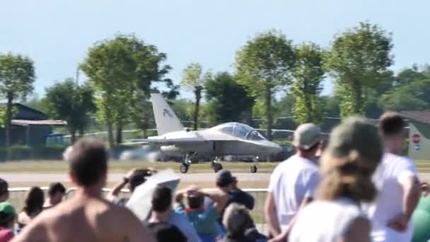 Στρατιωτικό ελαφρύ αεριωθούμενο αεροπλάνο που χρησιμοποιείται για εκπαίδευση χειριστών απογειώνεται κατά τη διάρκεια αεροπορικής επίδειξης — Αρχείο Βίντεο