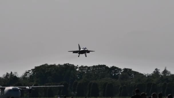 Avião militar usado para treinar pilotos pousam durante um show aéreo com audiência — Vídeo de Stock