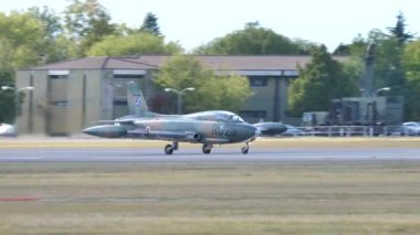 Soğuk Savaş dönemi NATO kara saldırısı uçağı yeşil kahverengi taklit kamuflajlı