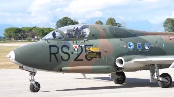 Militair vliegtuig uit de Koude Oorlog met camouflage van onbekende Afrikaanse luchtmacht belast — Stockvideo